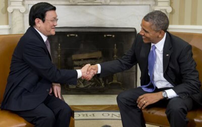 Tổng thống Hoa Kỳ Barack Obama tiếp Chủ tịch Việt Nam Trương Tấn Sang (trái) tại phòng bầu Dục, Nhà Trắng ở Washington, DC, ngày 25 tháng 7 năm 2013.