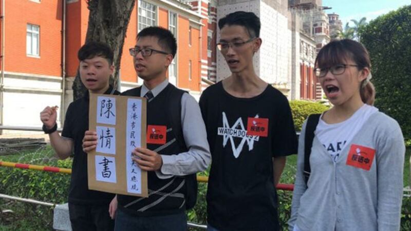 曾留学台湾的港生何泳彤（右）认为国安法过去一年已在香港实行。图为去年港人赴台向蔡英文陈情呼吁声援。（资料照、记者夏小华摄）