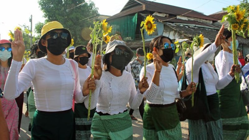 myanmar-anti-coup-protesters-sunflowers-dawei-thanintharyi-apr21-2021.jpg