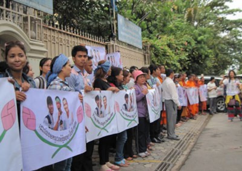 Activists display banners calling for the release of detainees in front of the UN Human Rights Office in Phnom Penh, Jan. 13, 2014. Credit: RFA