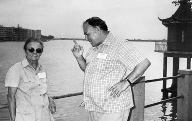 Legendary China Watchers: Charlie Smith with British journalist Clare Hollingworth at the Pearl River in 1984. Credit: Kevin Sinclair