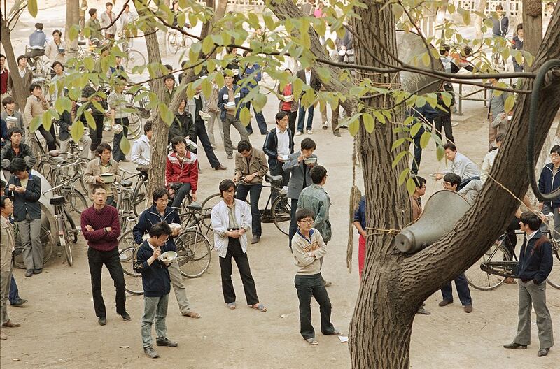 1989年4月23日，北京师范大学的学生们，在树上用扬声器收听美国之音的广播新闻节目。（美联社）