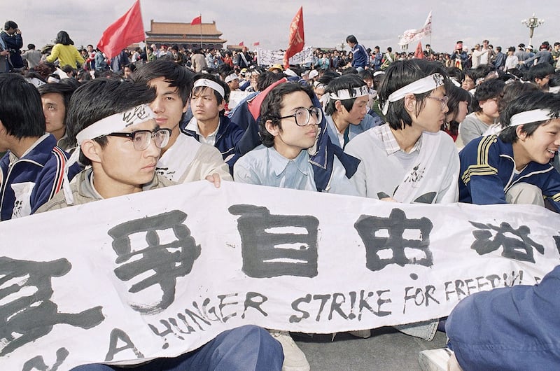 1989年5月13日，北京高校学生坐在天安门广场绝食请愿。（美联社）