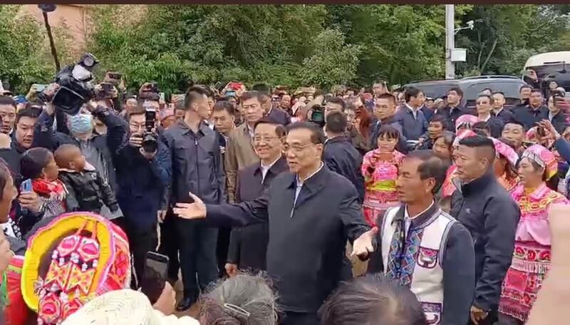 李克强在云南东部曲靖，探望少数民族。居民大喊“总理好”。（视频截图）