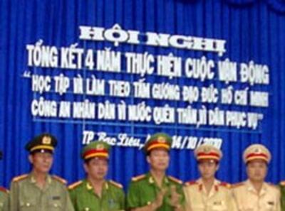 "Học tập và làm theo tấm gương đạo đức Hồ chí Minh" - "Công an nhân dân vì nước quên thân, vì dân quên mình"