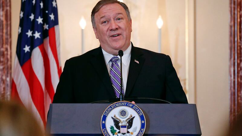 美国国务卿蓬佩奥（Mike Pompeo）说，阿曼湾油轮遇袭事件的幕后黑手是伊朗。但美国不想要战争，同时做一些必要行动，以保护美国在该地区的利益。（美联社）