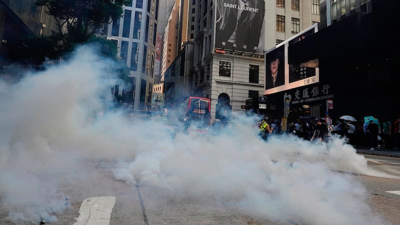 香港一家政府医院黄医生表示，二恶英是对人体有害的物质，他质疑，香港警方拒绝公开催泪弹的成分，是为了隐暪真相。（资料图/美联社）