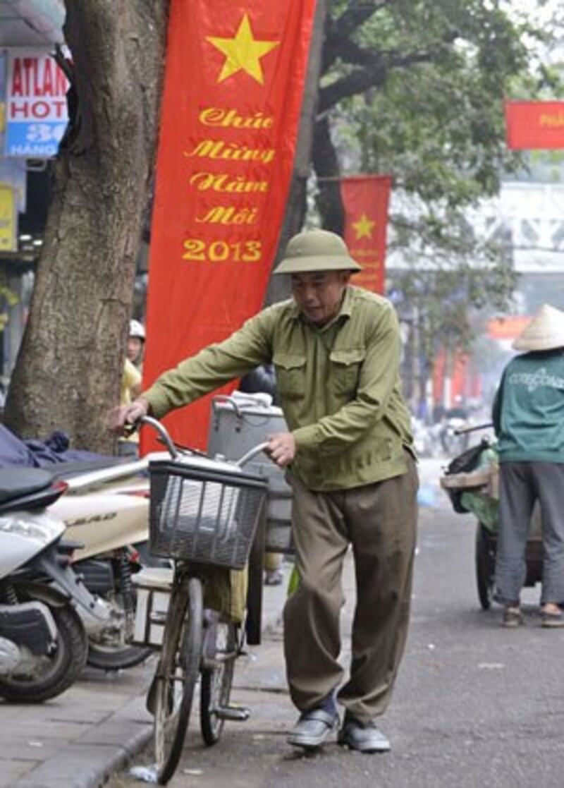 Một bộ đội về hưu đi bán hàng rong. AFP