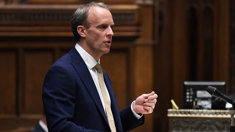 2020年7月1日，英国外交大臣拉布（Dominic Raab）在国会下议院宣佈，将英国国民海外护照持有人在英国居留的时限，由6个月延长至5年。（AFP）