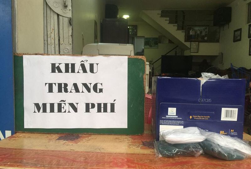 Cựu tù nhân chính trị, nhà văn Nguyễn Xuân Nghĩa và gia đình, trong những ngày qua tham gia phát khẩu trang miễn phí tại Hải Phòng bị chính quyền gây khó khăn đòi tịch thu số khẩu trang dù được mua từ doanh nghiệp có đăng ký.