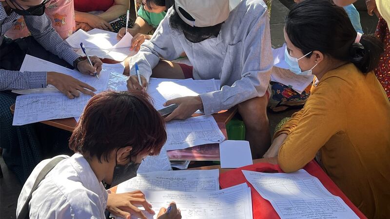 Census workers collect information in Yangon on Jan. 11, 2023. (RFA)