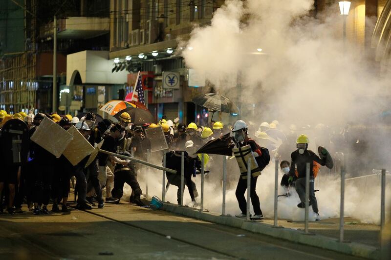 2019 年 7 月 21 日，香港防暴警察对抗议者施放催泪弹。（美联社）