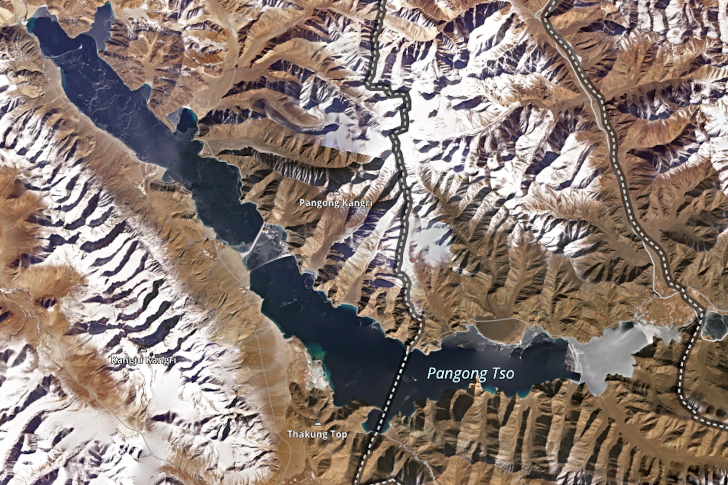 Der Pangong TSO -See, der Ostladakh und Western Tibet erstreckt, ist der Ort des Pangong Frozen Lake Marathon.