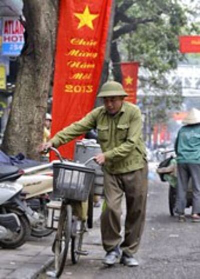 Người bộ đội bán hàng rong ở Hà Nội. AFP