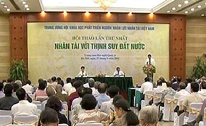 Buổi hội thảo "Nhân Tài Với Sự Thịnh Suy Đất Nước" ngày 27 tháng 9, 2011 tại Hà Nội. Ảnh chinhphu.vn