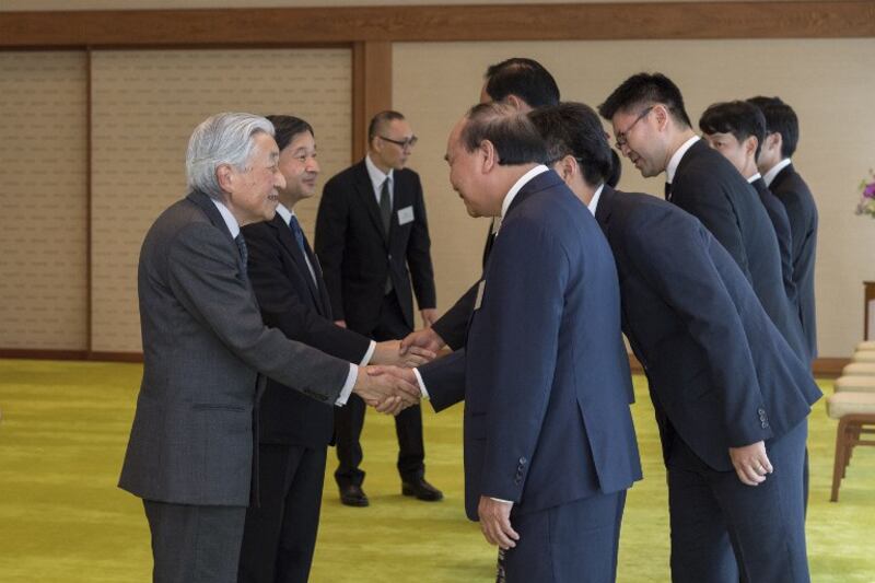 Nhật Hoàng Akihito (trái) bắt tay Thủ tưowsng Việt Nam Nguyễn Xuân Phúc, tại một thưởng đỉnh Nhật Mekong, tổ chức tại Nhật, 10/2018.