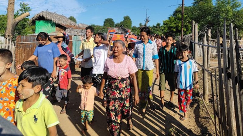 Civilians displaced by fighting in Myanmar are seen on the move in Salingyi township, Sagaing region, Nov. 26, 2023. (RFA)