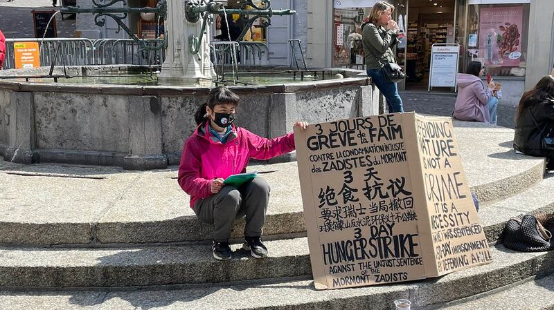 欧泓奕在洛桑老城区广场展开一波波绝食行动，同时在当地学习组织气候运动。（翻摄自网络）