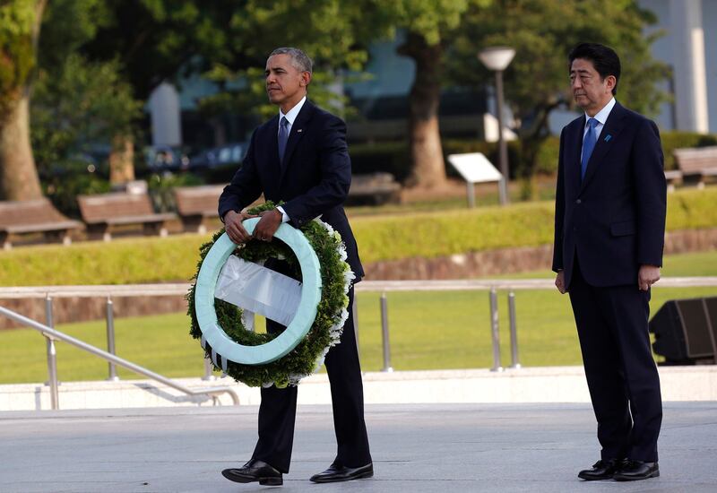 美国总统奥巴马（左）与日本首相安倍晋三（右）2016年5月27日一同向广岛原子弹轰炸死难者纪念碑献花。（美联社）