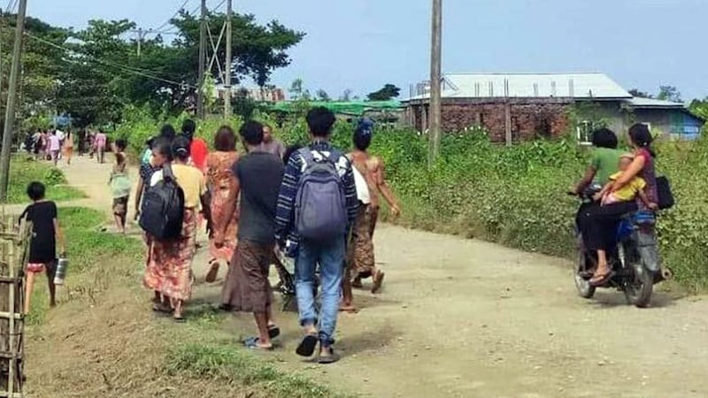 Displaced people walk down a road in Pauktaw township, Rakhine state on Nov. 16, 2023. (RFA)