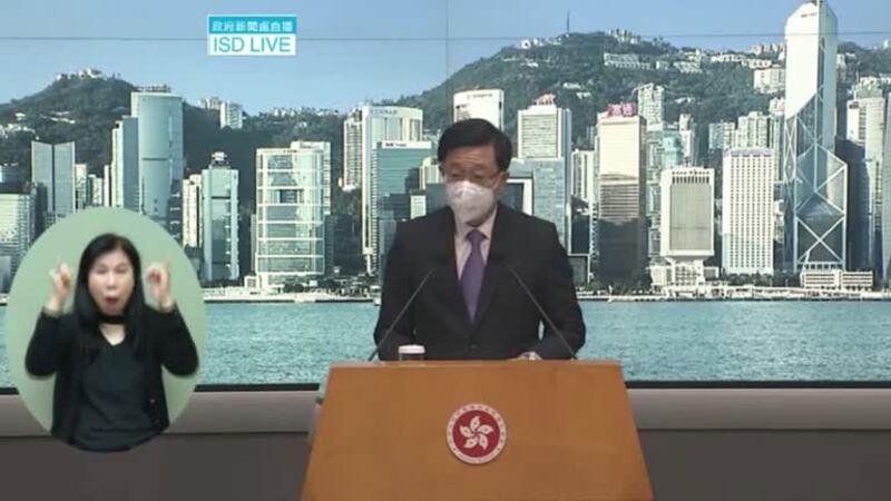 2022年11月15日，香港特首李家超行政会议前会见传媒。（路透社视频图）