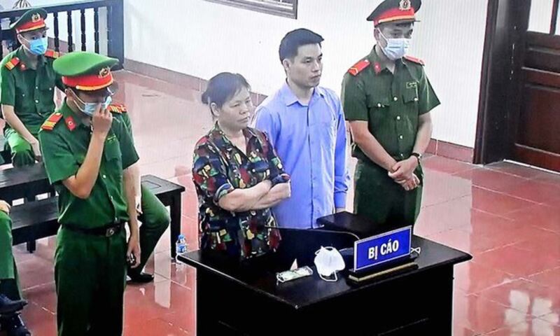 Vietnamese land-rights activists Can Thi Theu (left) and Trinh Ba Tu are shown at their trial in Hoa Binh province, May 5, 2021.