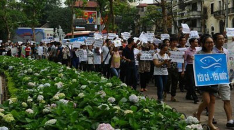 Người dân xuống đường biểu tình tại Hà Nội hôm 1/5/2016. AFP photo