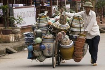 Một người dân buôn bán đồ gốm sứ Trung Quốc qua cửa khẩu Lào Cai hôm 10/5/2014. AFP photo