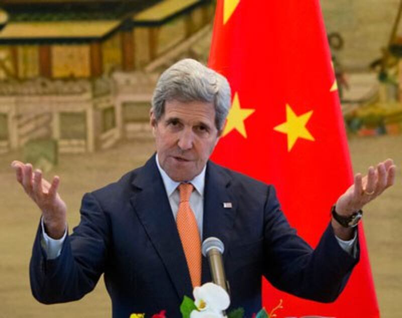 Ngoại trưởng Mỹ John Kerry tham dự một cuộc họp báo chung với Ngoại trưởng Trung Quốc Wang Yi tại Bộ Ngoại giao ở Bắc Kinh vào ngày 16 Tháng 5 năm 2015.AFP