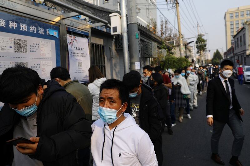 北京冬奥落幕，中国流行病学家透露，中国有多个团队正在研究有别于中国动态清零和欧美与病毒共存的新的防疫策略。中国卫健委还宣布了疫苗混打政策。