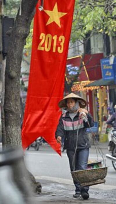 Một người bán hàng rong trên đường phố Hà Nội. AFP