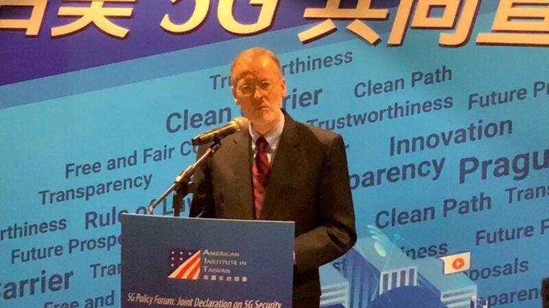 美国在台协会台北办事处长郦英杰说明5G“干净路径”。(记者 黄春梅摄)