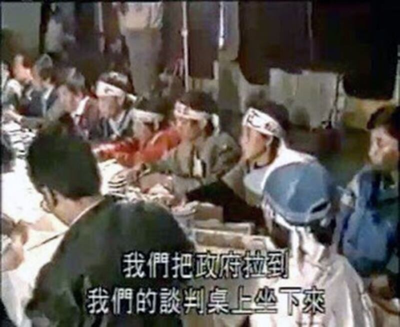 1989年5月14日，绝食学生参加与阎明复的对话。（六四档案）