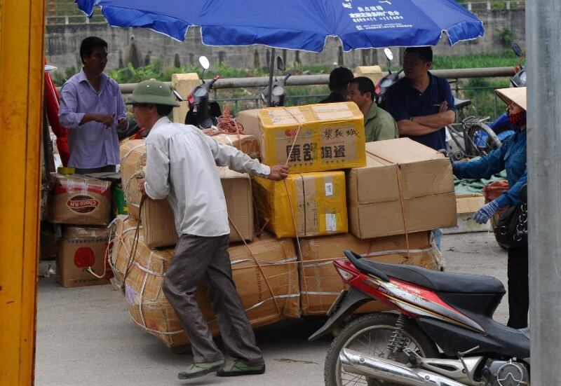 Người dân buôn bán tại một cửa khẩu với Trung Quốc ở Lào Cai.