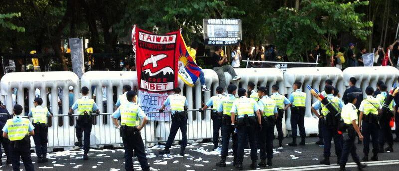 董静蓉2012年与自由图博学联成员赴香港，向胡锦涛抗议他镇压西藏。（董静蓉提供）