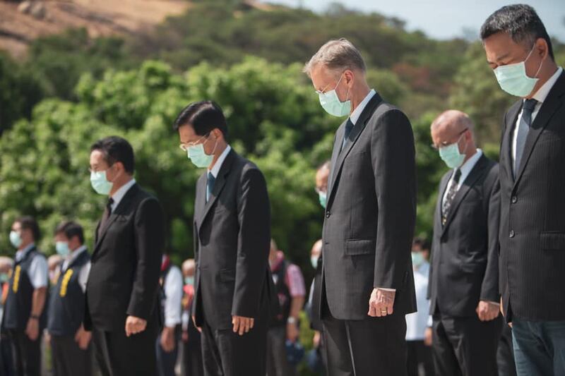 美国在台协会台北处长郦英杰首次赴出席八二三炮战62周年追思活动。（美国在台协会脸书）