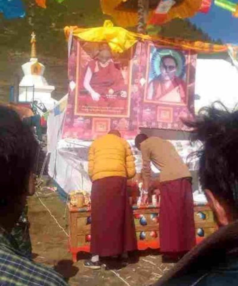 Monks make offerings during the prayer gathering in Lithang, Oct. 12, 2014. Credit: RFA listener