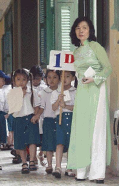 Cô giáo với trò lớp 1- AFP photo 