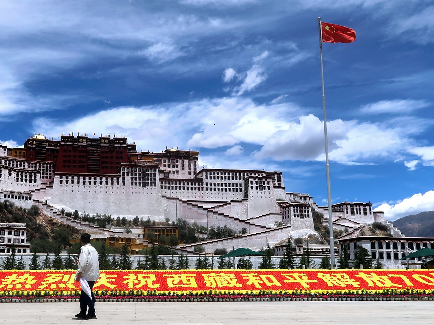 Un cartel que conmemora los 70 años de dominio chino sobre la Región Autónoma del Tíbet en la Plaza del Palacio Potala en la capital tibetana, el 1 de junio de 2021.