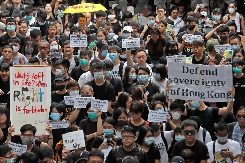 2019年6月26日，香港一批反对修订《逃犯条例》的市民响应网上号召，游行到多个成员国在香港的总领事馆请愿，要求关注香港状况。（美联社） 