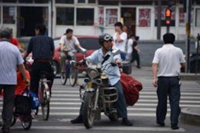 Người dân Trung Quốc trên đường phố ở Bắc Kinh vào ngày 24 tháng 6 năm 2013. AFP photo