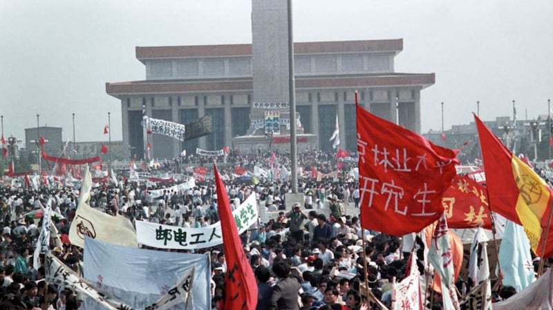 张伦正26岁之时与大学生们一起参加了八九六四运动。（美联社）