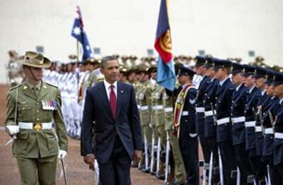 Tổng Thống Hoa Kỳ Barack Obama duyệt hàng quân danh dự khi đến Úc. 16/11/2011. AFP