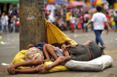 Trẻ em vô gia cư ngủ trên đường phố Manila, Philippines ngày 04 tháng 2 năm 2011. AFP photo