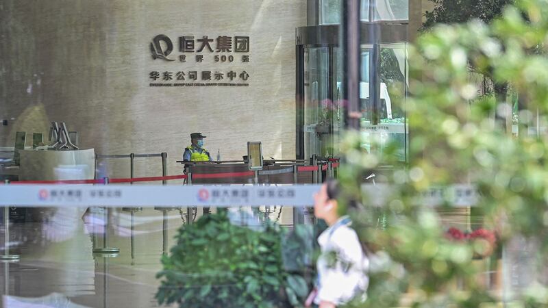 2021 年 9 月 24 日，一名警察出现在上海恒大中心大楼的大堂。（法新社）