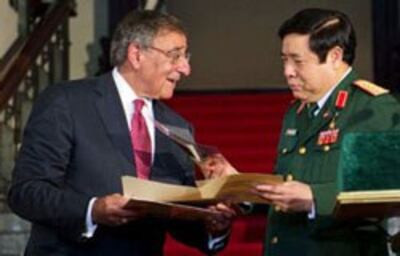 BT quốc phòng Mỹ Leon Panetta và BT quốc phòng VN Phùng Quang Thanh gặp nhau tại Hà Nội ngày 4 tháng 6, 2012. AFP photo. 