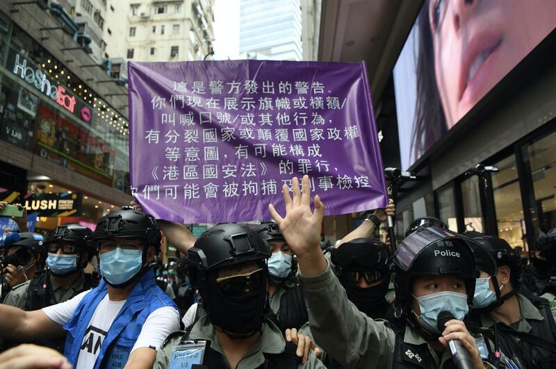 香港警察七一首次出动为“港区国安法”而设的紫色警告旗，上面写上“这是警方发出的警告。你们现在展示旗帜或横额/叫喊口号/或其他行为，有分裂国家或颠复国家政权等意图，有可能构成《港区国安法》的罪行，你们可能会被拘捕及刑事检控。”(香港警察脸书图片)