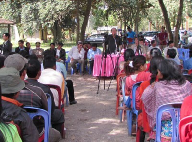 Minister of Health Mam Bunheng meets with villagers from Roka commune, Dec. 18, 2014. Credit: RFA