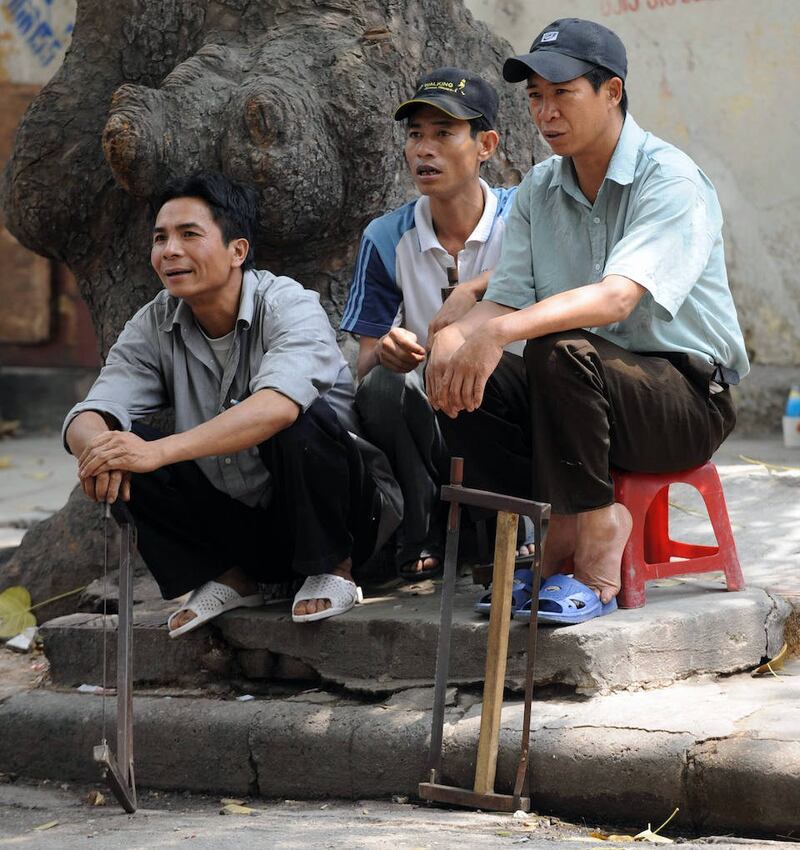 Hình minh hoạ. Những người thất nghiệp đang ngồi chờ được thuê ở Hà Nội hôm 8/5/2008.