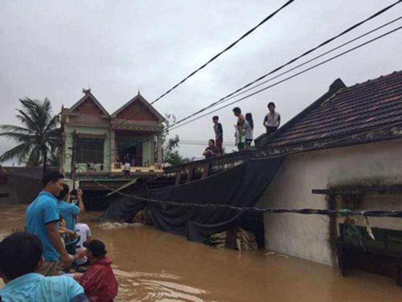 Người dân miền Trung lên mái nhà tránh lũ